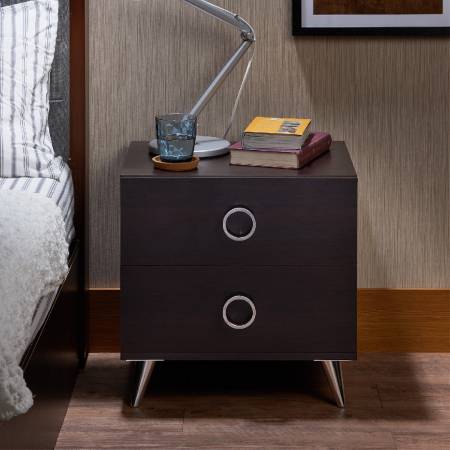 Nohy odkládacího stolku ve stříbrné barvě.